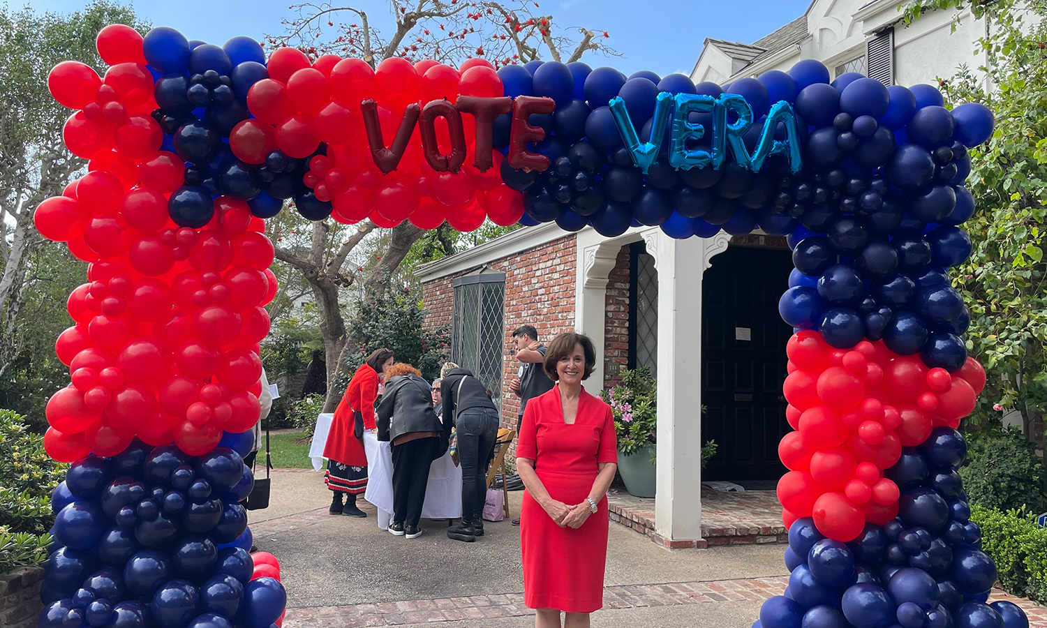  /></p>
<p><img decoding=